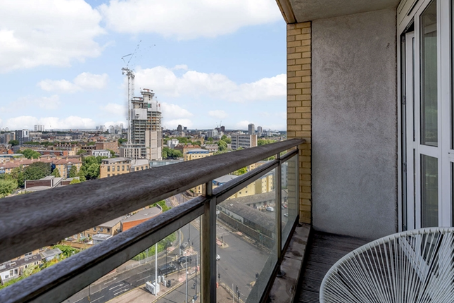Flat to rent in Circus Apartments, London
