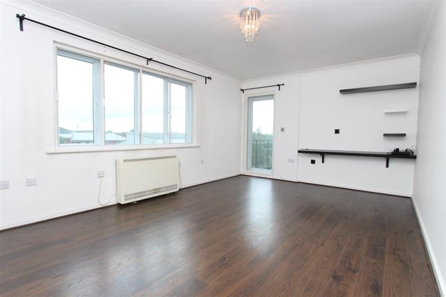 Flat to rent in Carmichael Close, Ruislip