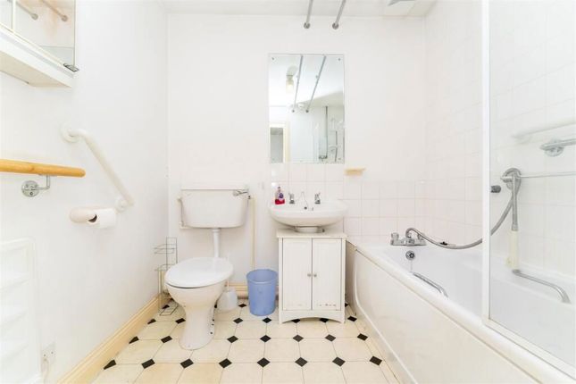Flat 4, Vicarage Farm Road, London photo 4
