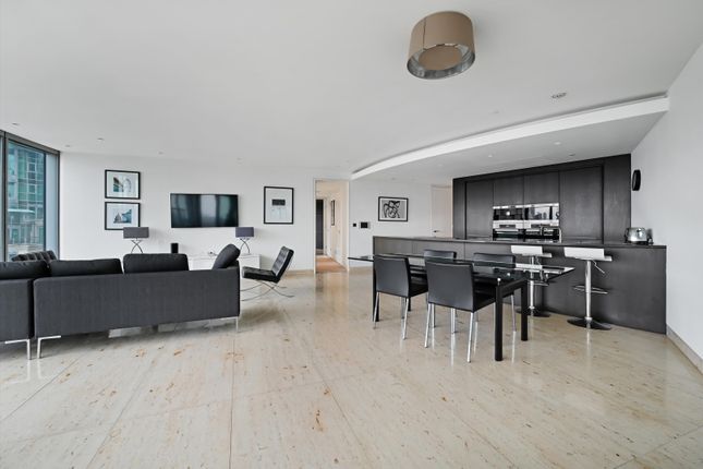 Flat to rent in One St. George Wharf, Nine Elms, London