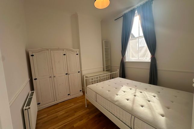 Flat 4 Cleveland House 285 Hoe Street, London photo 3