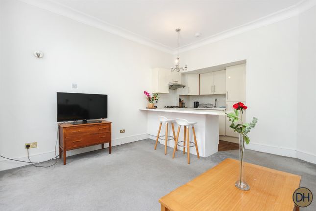 32, Flat 3, St. Peter's Street, London photo 4