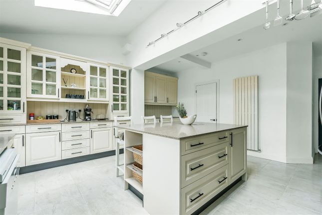 10, Manor Road, South Cheam photo 4