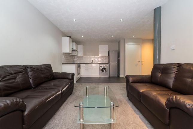 Flat to rent in Lower Vickers Street, Manchester