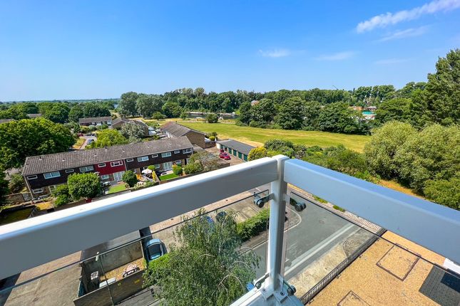 24, Thames Court, West Molesey photo 2