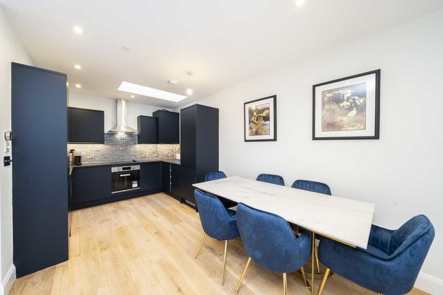 Flat for sale in Lavender Hill, London
