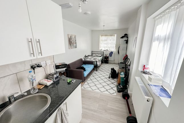 Room 2XX 52, Sweet Briar Grove, London photo 2