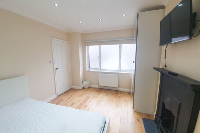 Room 1, 33, Kings Chase, Brentwood photo 3