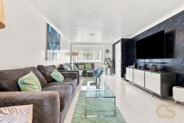63 Smarts Green, Cheshunt, Hertfordshire photo 4