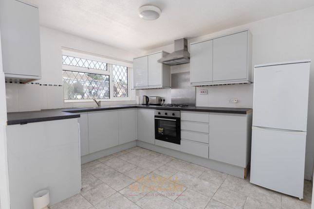 1 Meadowcroft Close, Crawley photo 2
