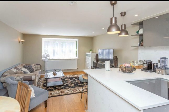 173d Farriers Court, Horseshoe Lane, Watford photo 3