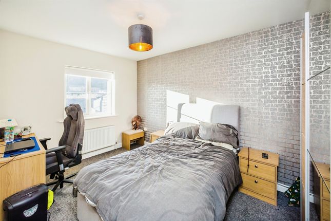 Town house for sale in Heatherdale Close, Halifax