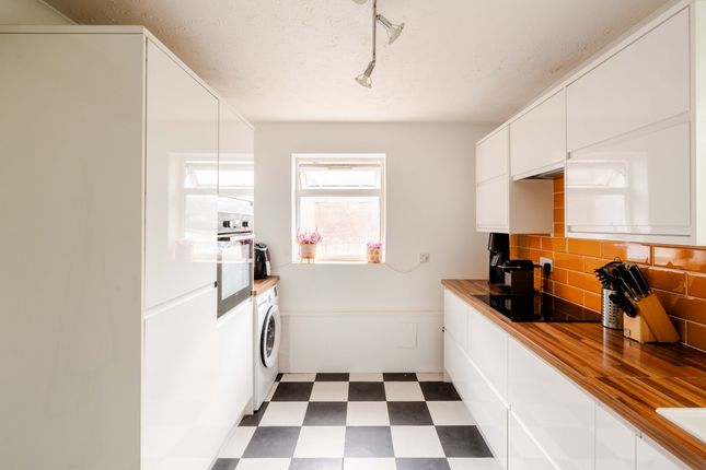 13 Walker Court, Bristol photo 3