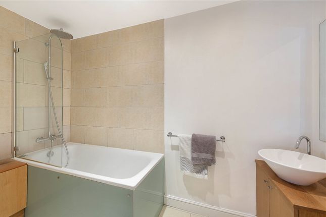 Flat for sale in Stanley Crescent, London