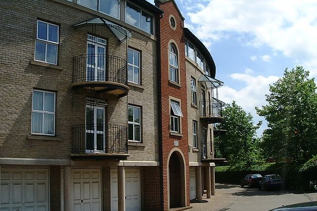 2 bedroom flat to rent in Alcantara Crescent, Ocean Village, Southampton