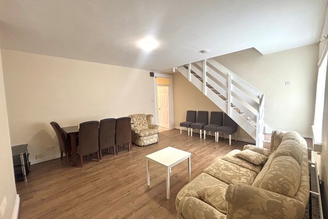 2-bed house on Sunderland, £900/mo