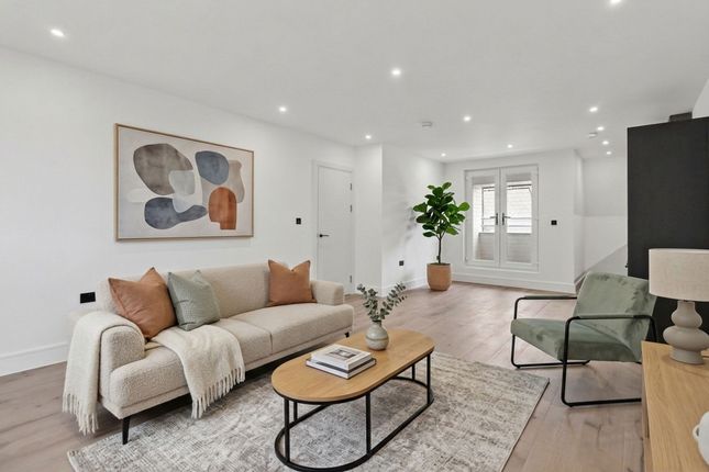 Flat 13, Crown Gate, Church Road, Claygate photo 4