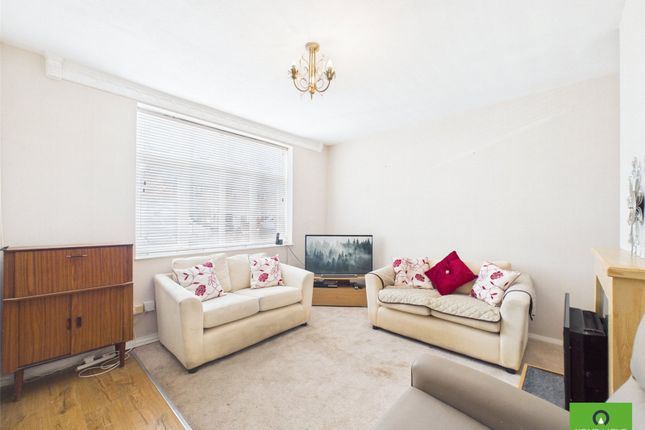 14, Tiverton Grove, Romford photo 2
