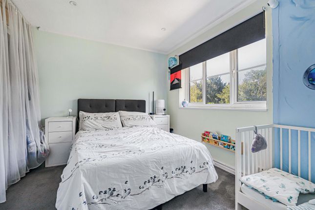 18, Windermere Close, Surrey photo 4