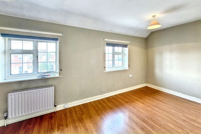 211, Ladygate Lane, Ruislip photo 4