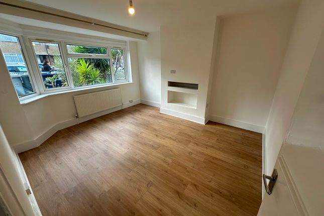 37 Connell Crescent, London photo 5