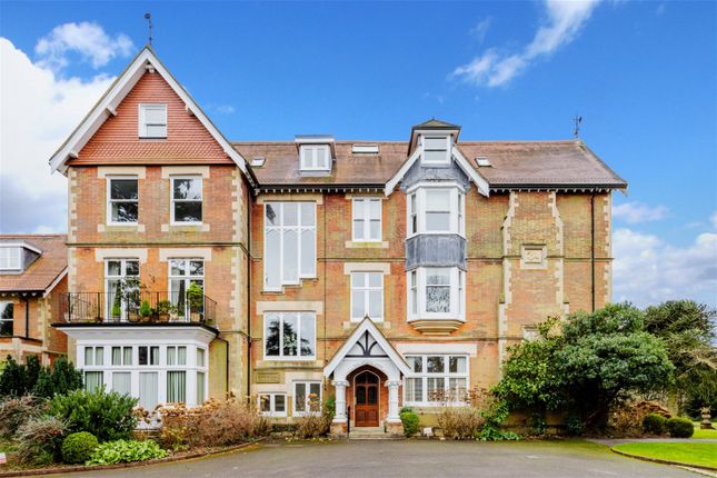 Flat for sale in Coopers Hill Road, Nutfield, Redhill