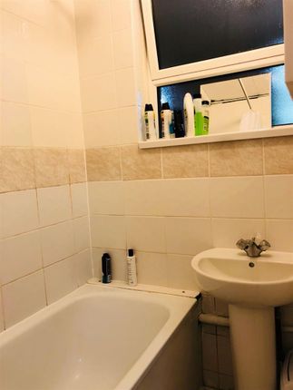 Room 2 81, Solander Gardens, London photo 3