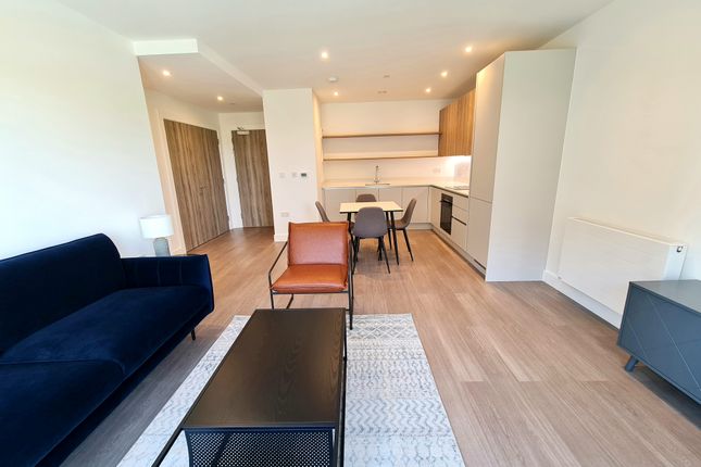 Flat to rent in Flagstaff Road, Bankside Gardens, Greenpark Village, Reading