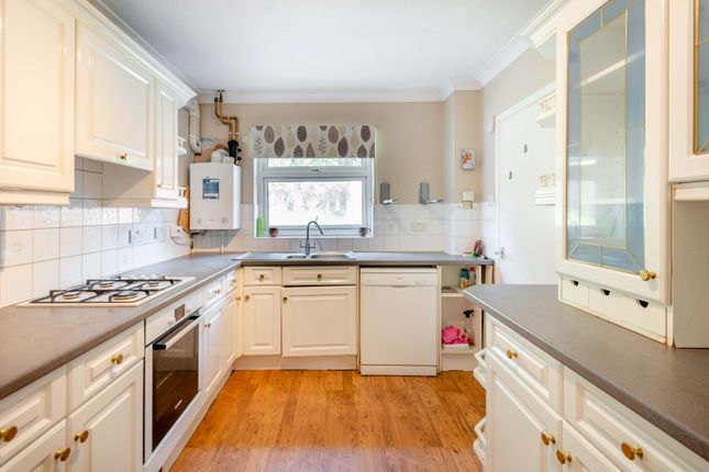 13, James Martin Close, Uxbridge photo 2