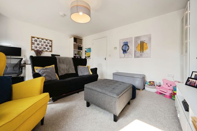 27, Clews Grove, Bedford photo 2