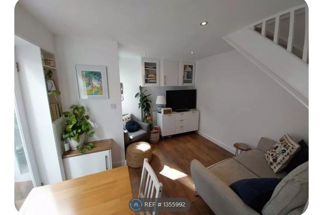 Flat, A High Street, Edenbridge photo 2
