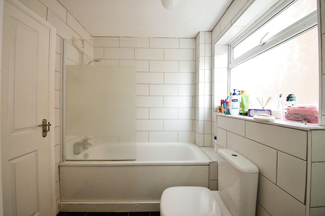 Flat for sale in Lyonsdown Road, New Barnet, Barnet