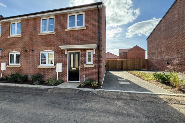 3-bed house on 15, Durleigh Avenue, GRANTHAM, £1,250/mo