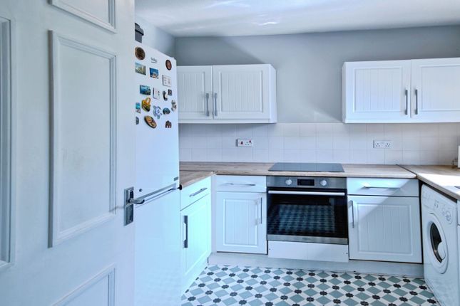 28, Wickford Avenue, Basildon photo 4