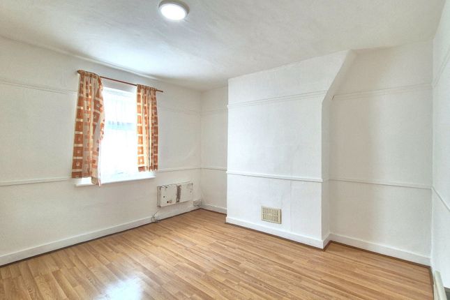 180 Martindale Road, Hounslow photo 4