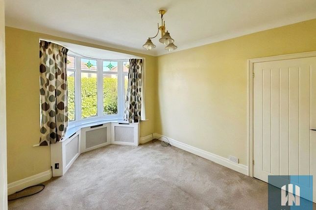 16, Long Grove Avenue, Huddersfield photo 3