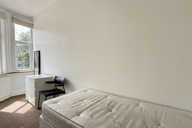 Flat 6, 224, Willesden Lane, London photo 5