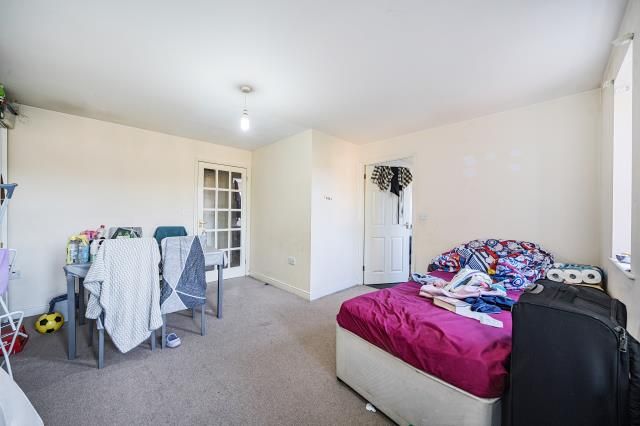 78, Whitehead Way, Aylesbury photo 4