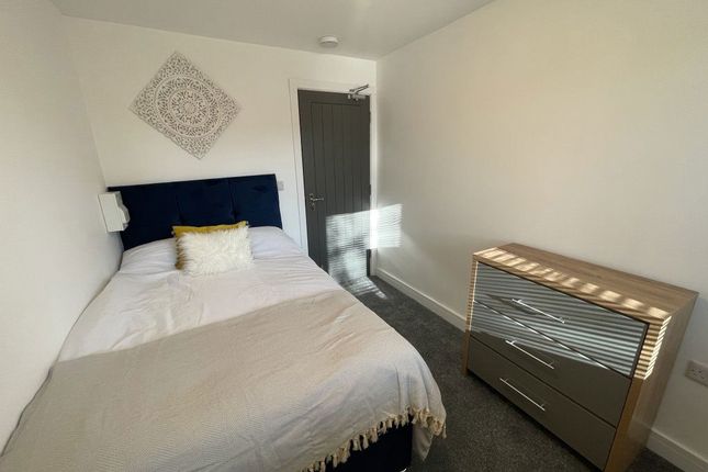 Room 2, 28, Deaconscroft, Peterborough photo 3