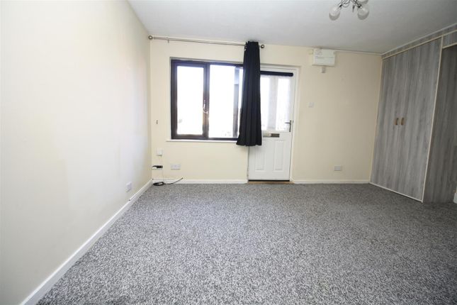32, Pettingrew Close, Milton Keynes photo 3