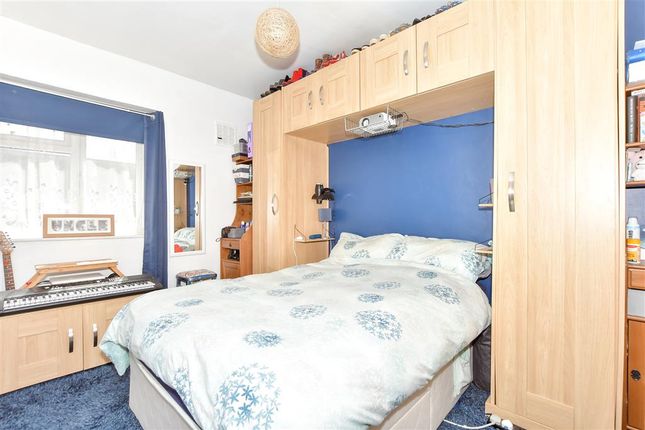 Thumbnail Maisonette for sale in Park Parade, Havant, Hampshire