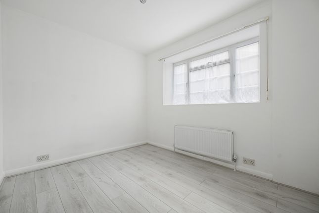 Flat for sale in Charter Way, London