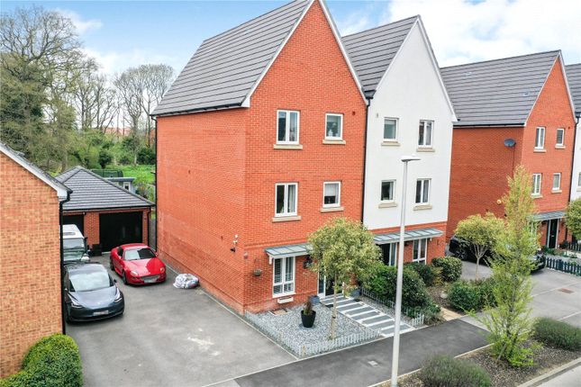 Town house to rent in Appleton Way, Shinfield, Reading, Berkshire