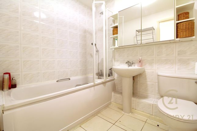 Flat for sale in Rothesay Avenue, London