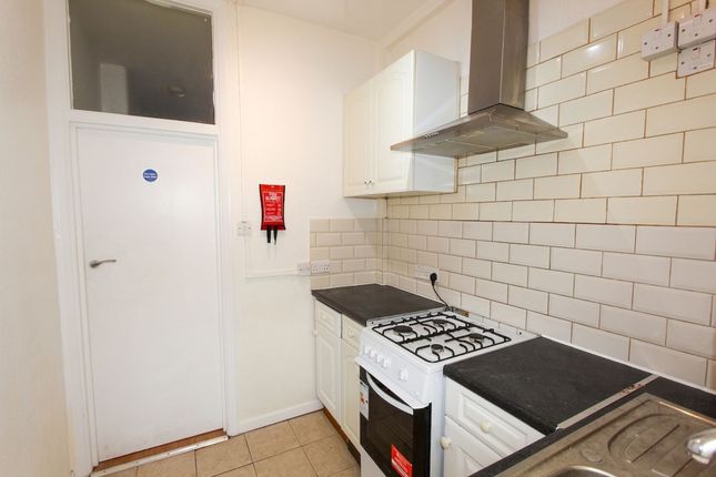 15 Paisley Road, London photo 4