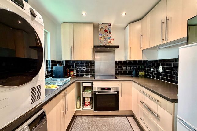 36 Gatting Close, Pavilion Way, Edgware photo 3
