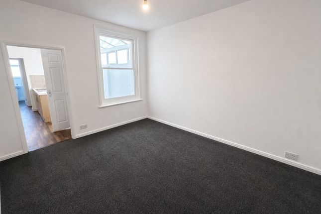 27, Avenue Road, Gosport photo 3