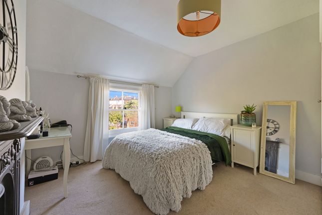Top Flat, 6 Victoria Avenue, Surbiton photo 4