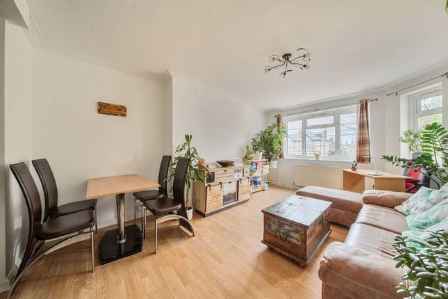2-bed flat on Springfield Court, Kingston, £325,000