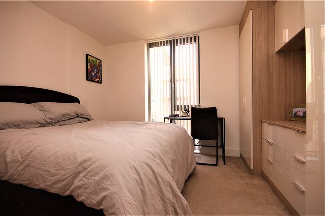 Flat to rent in Fairfield Avenue, Staines-Upon-Thames, Surrey